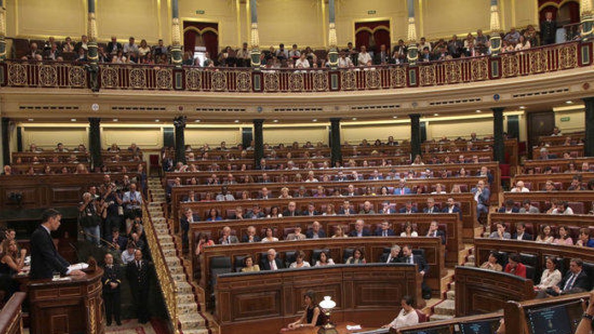 Plano general del líder del PSOE y candidato a volver a ser investido presidente del gobierno español, Pedro Sánchez, en el Congreso durante el debate.
