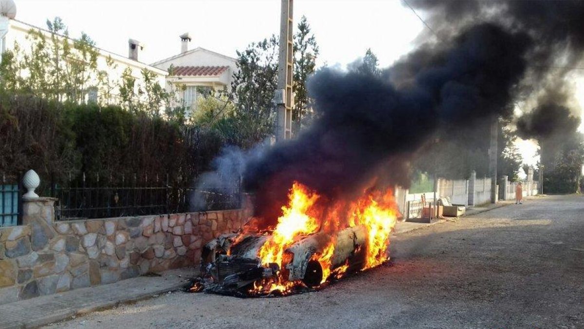 Crema completament un vehicle aparcat a Alcanar