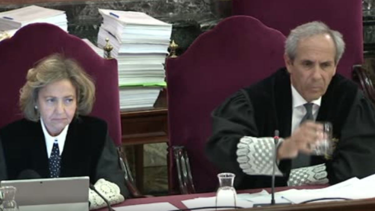 Un tinent assegura que van apartar «amb els escuts» dos mossos que no els deixaven entrar a un centre de votació