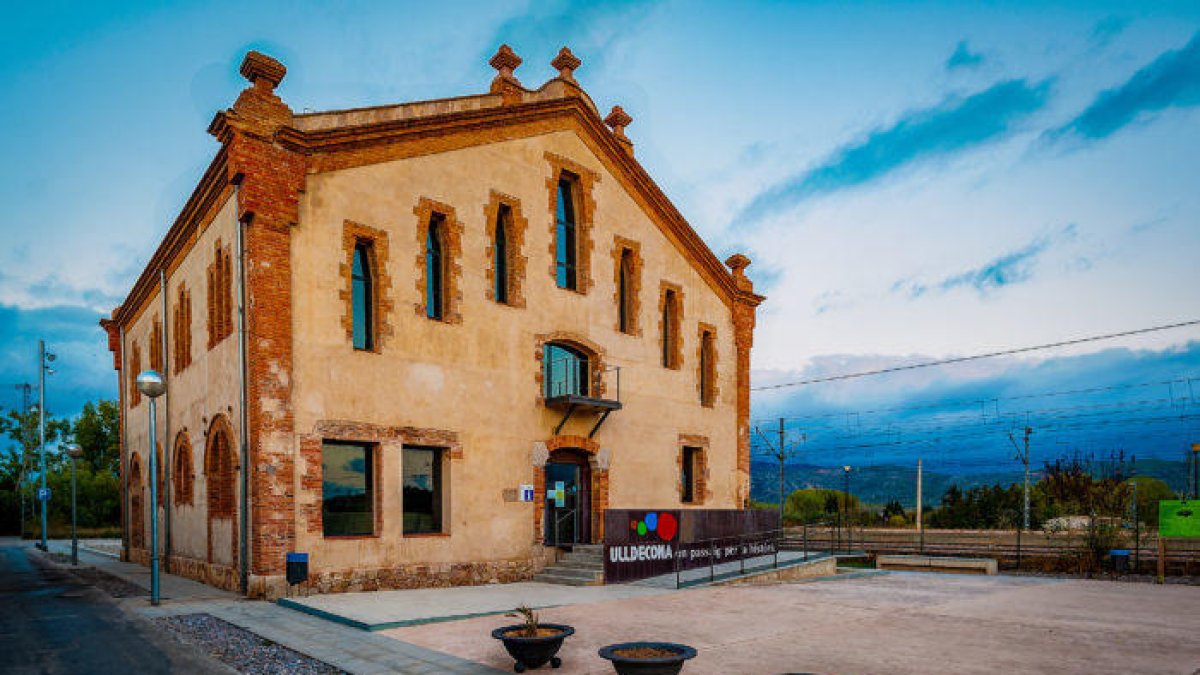 Roben dos ordinadors i oli d'oliva de l'oficina de turisme d'Ulldecona