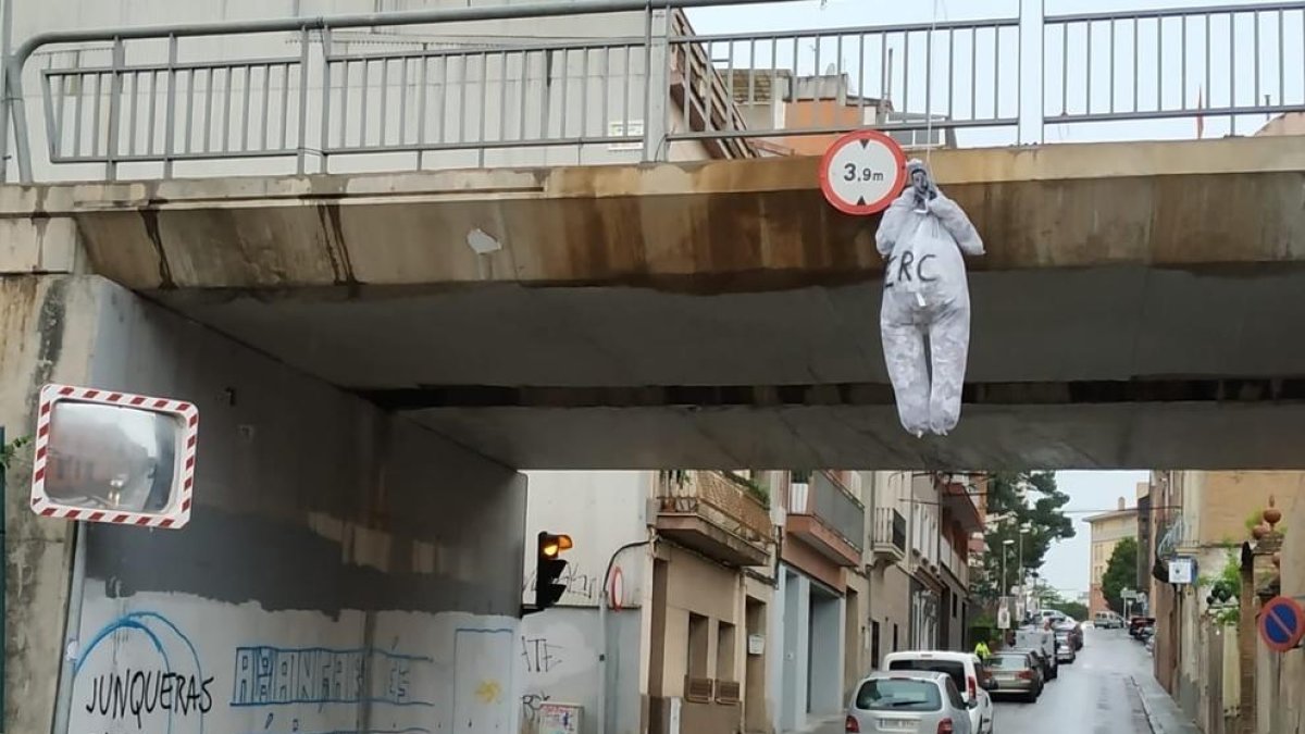 Cuelgan un muñeco con la cara de Junqueras en un puente de Sant Vicenç dels Horts
