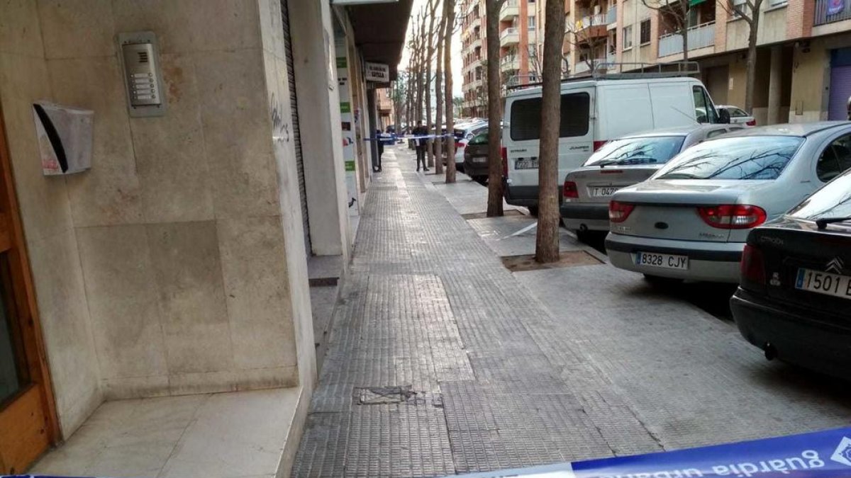 Troben una dona morta en un pis de Reus després que un home s'hagi llençat des del balcó