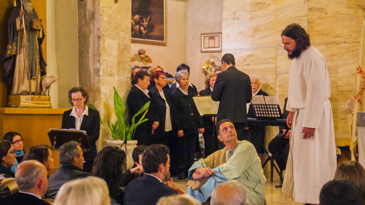 Sant Llorenç s'omple per veure les escenes de 'La Passió d'Albinyana'