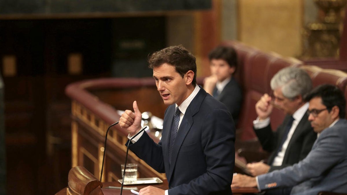 Rivera critica que Sánchez «miri a altre costat» amb Catalunya i l'acusa de voler «criminalitzar els constitucionalistes»