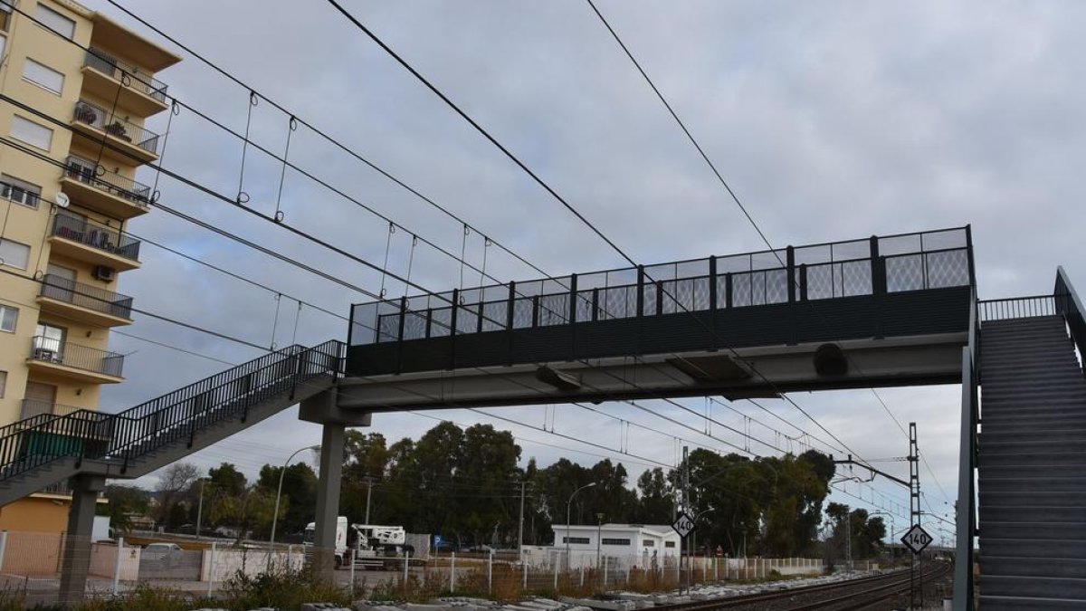 La passarel·la sobre les vies del tren de Baix a Mar ja està oberta als vianants