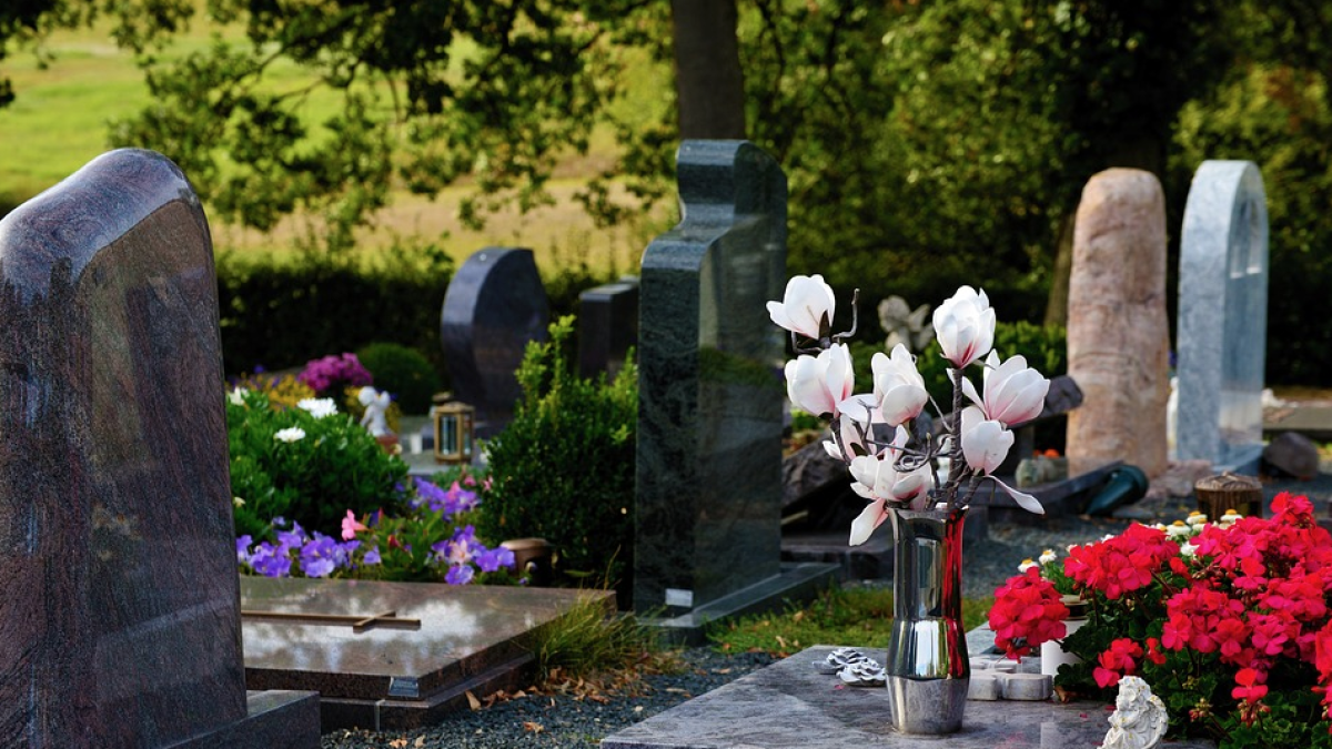 Detinguts per incinerar taüts més barats que els que havien pagat els familiars