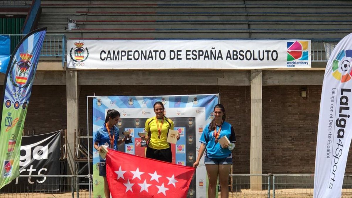 Èlia Canales es penja la medalla d'or al Campionat d'Espanya