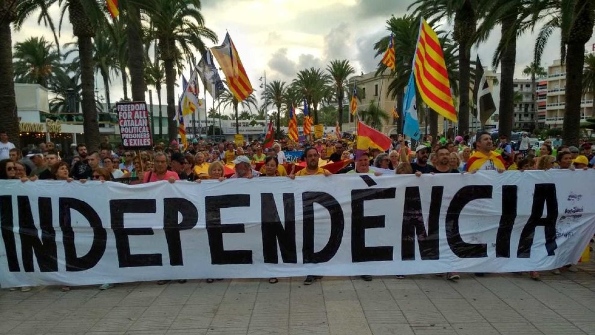 Medio millar de independentistas y unos 150 unionistas se manifiestan en Salou