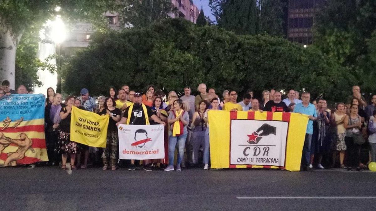 Medio millar de personas se manifiestan en Tarragona en contra de las detenciones de miembros de los CDR