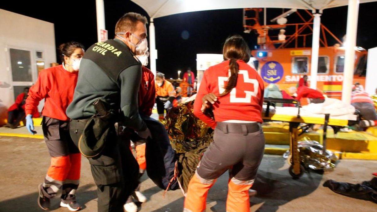 Sancionan a un guardia civil para inventarse que había rescatado a menores inmigrantes en Melilla