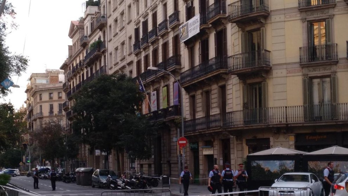 Tallat el carrer Diputació de Barcelona per un paquet sospitós davant la seu d'Òmnium
