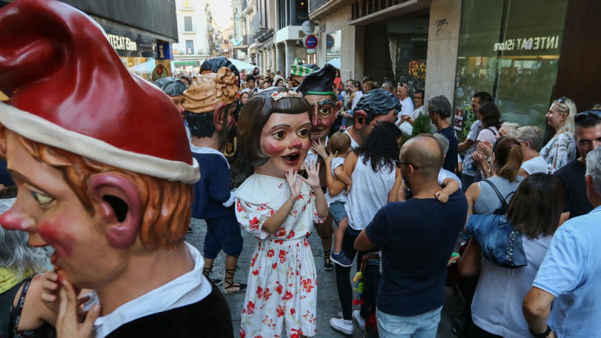 El Seguici es deixa estimar per petits i grans als carrers del centre de Reus
