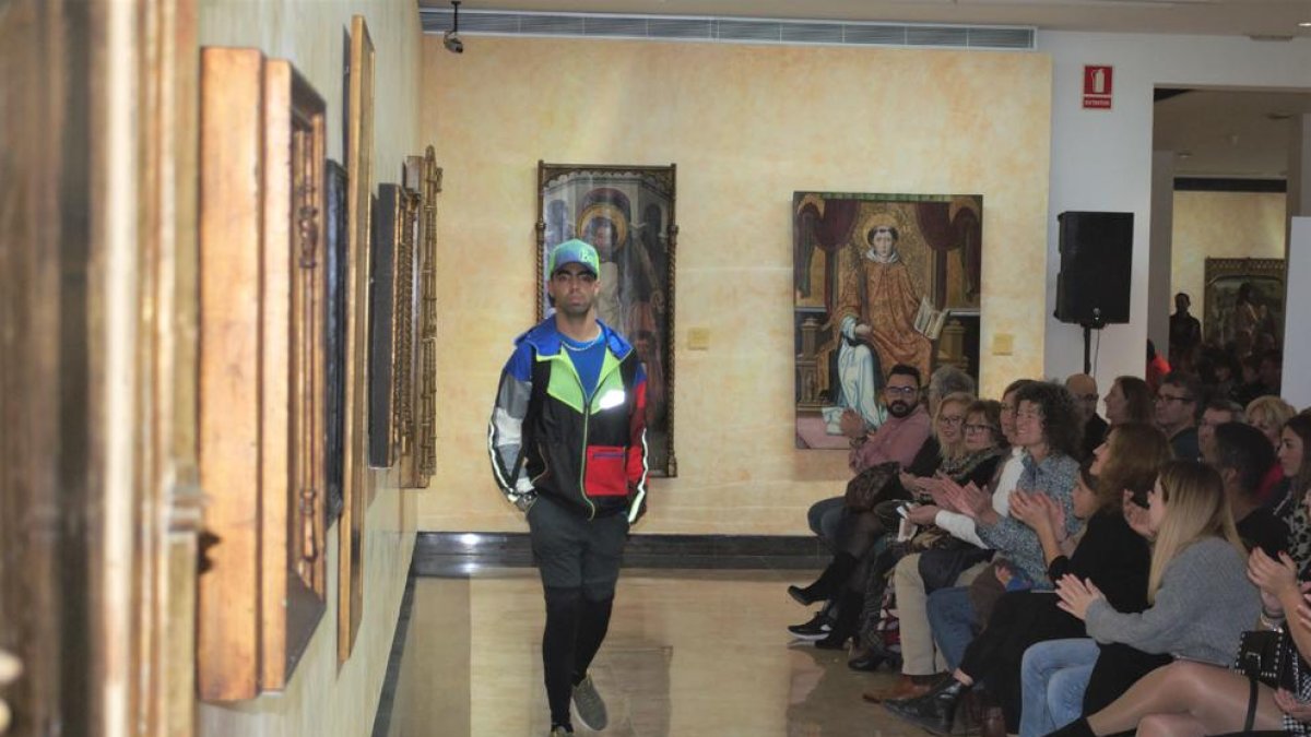 El Museu de Reus es converteix per unes hores en una gran passarel·la per la igualtat