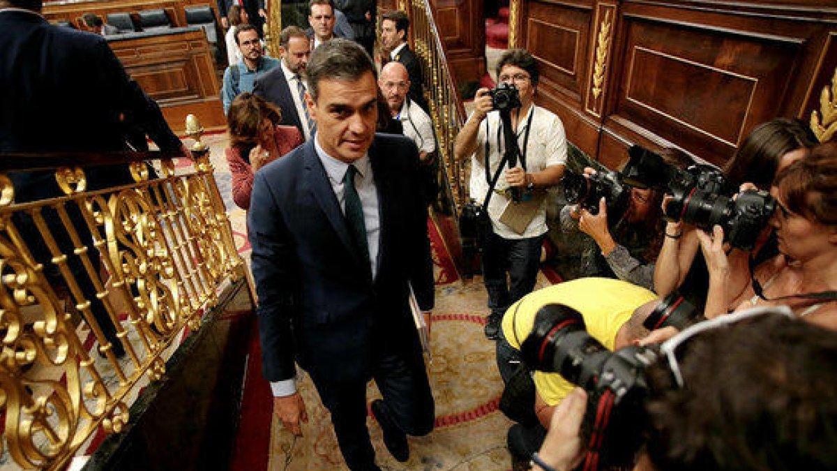El presidente español en funciones, Pedro Sánchez, sale del Congreso después de no haber alcanzado suficientes votos tampoco en la segunda vuelta de la investidura.