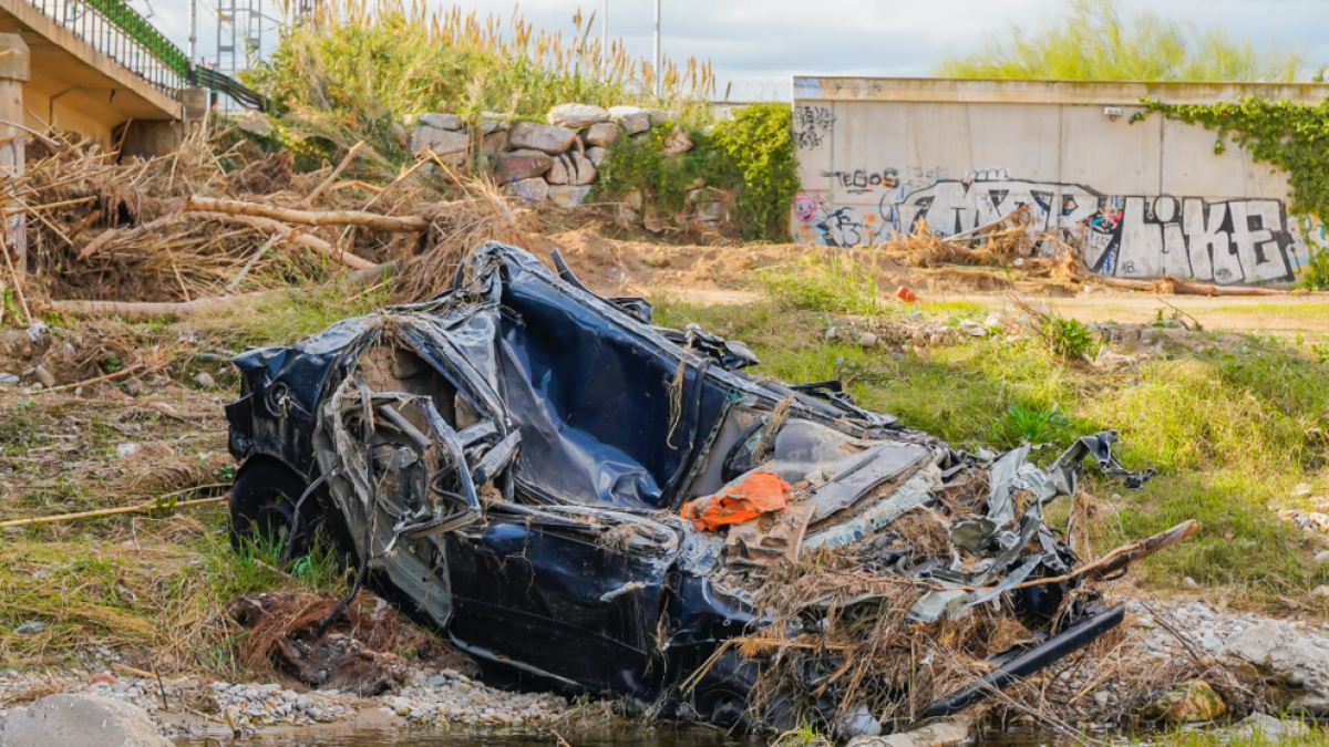 Un coche arrastrado por la riada de octubre espera que lo retiren del Francolí