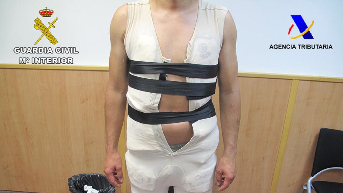Detienen en el Prat a un hombre que escondía seis kilos de cocaína en placas ocultas bajo una faja