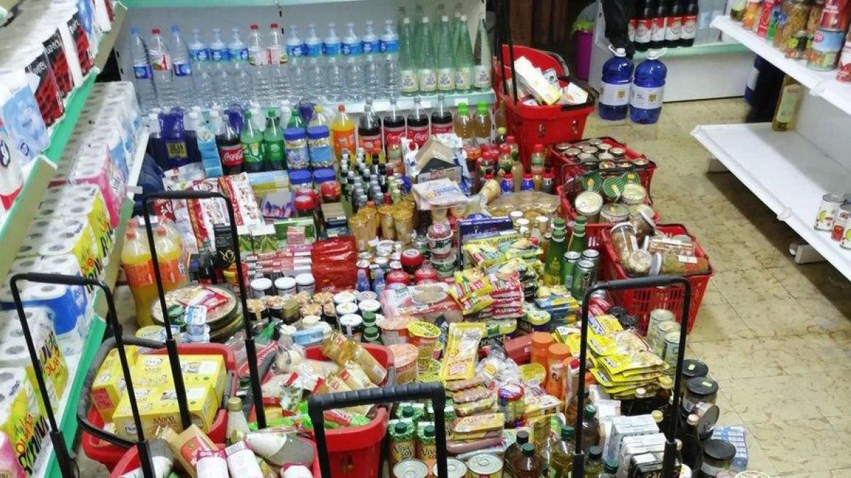 Retirados 2.000 productos de un supermercado de Barcelona en mal estado