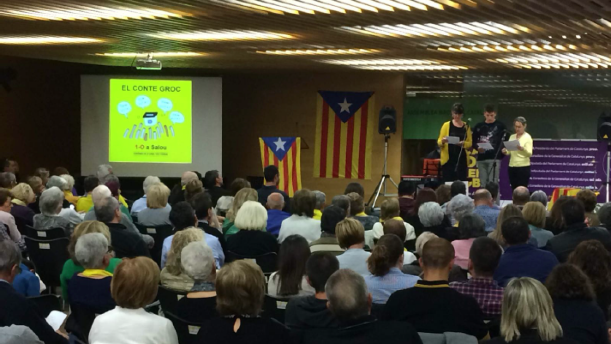 Más de 250 personas asisten a la presentación del 'Cuento Amarillo' publicado por l'ANC de Salou