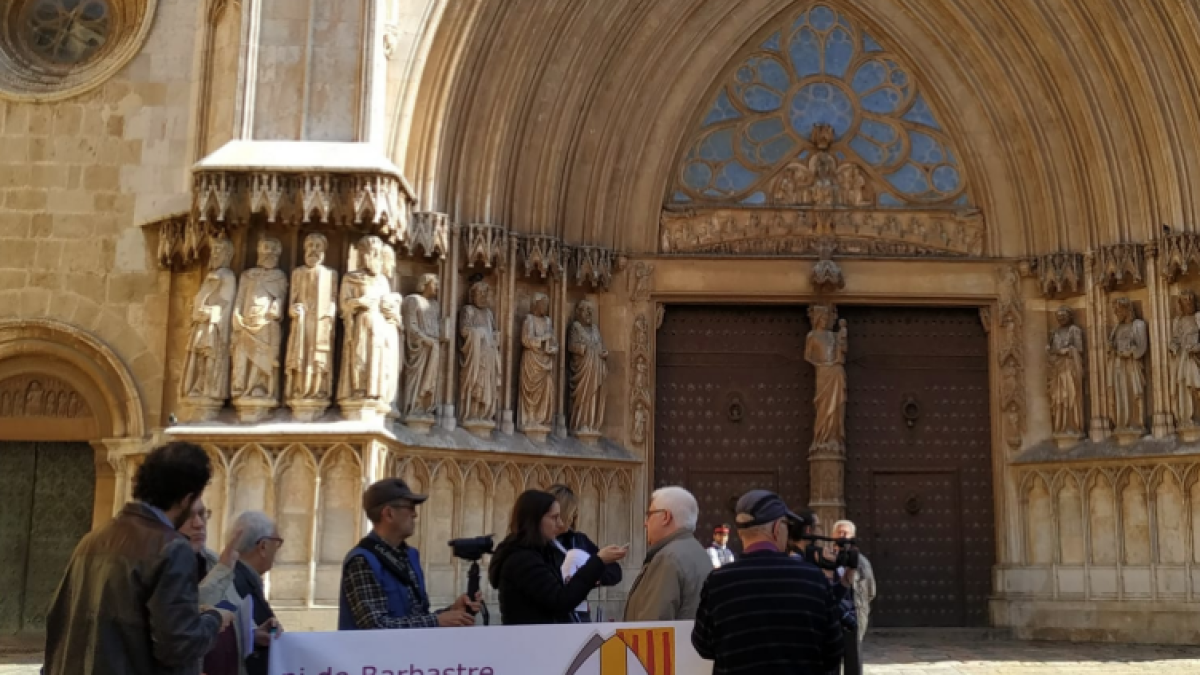 Concentración silenciosa delante de la Catedral para reivindicar un obispo catalán en la diócesis de Tarragona