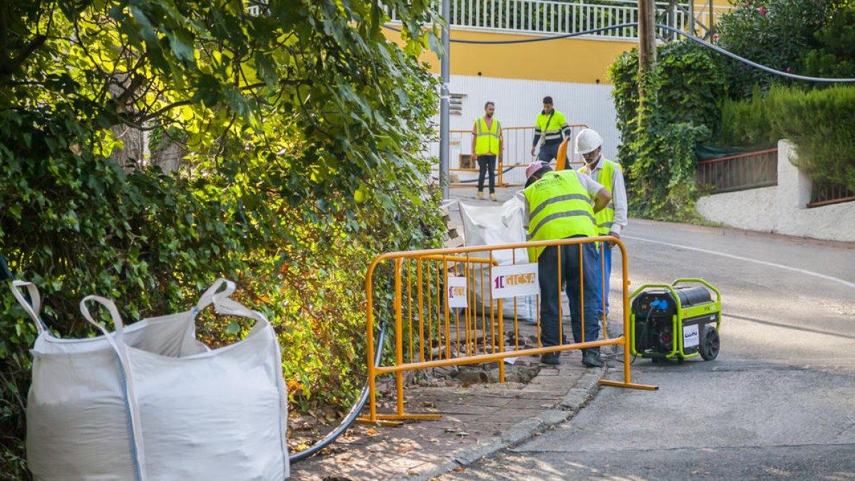 El mal estat d'alguns carrers provoca neguit entre els veïns de Cala Romana