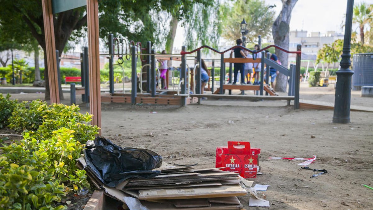 Estupefacción de las familias por la falta de higiene en el Parc Saavedra de Tarragona