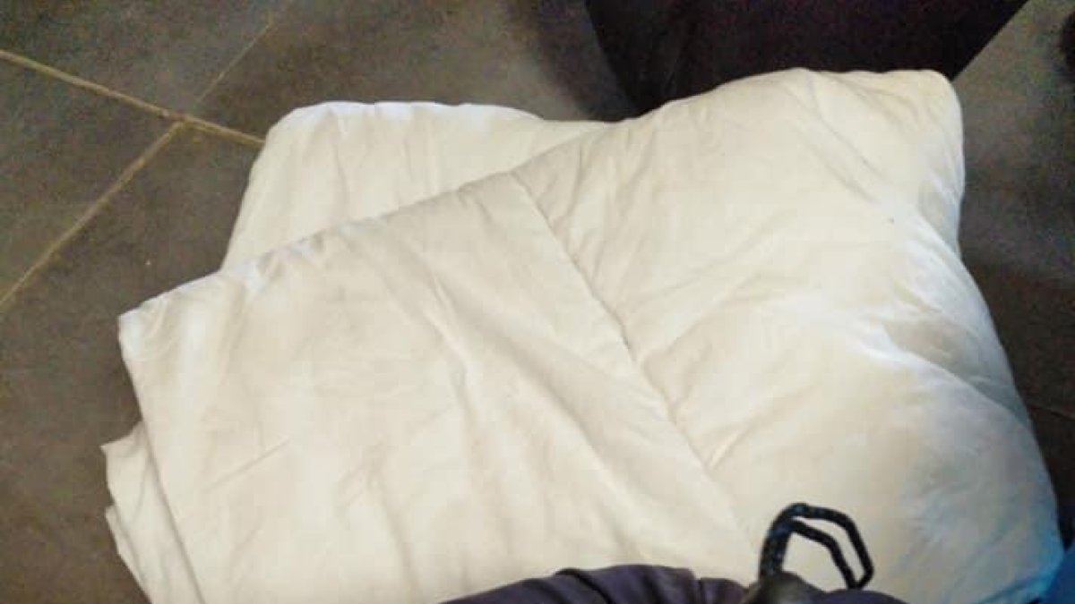 Recullen mantes i sacs per a les persones que viuen al carrer a Salou