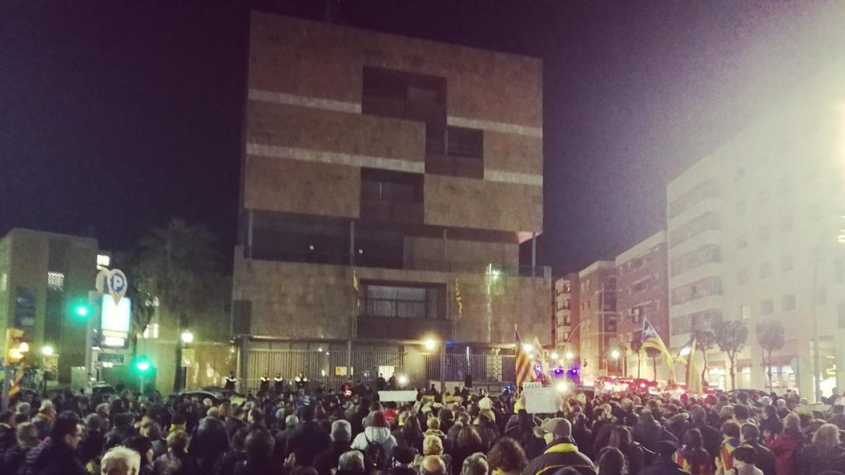 Centenares de personas se concentran en la Imperial Tarraco en apoyo a los presos políticos