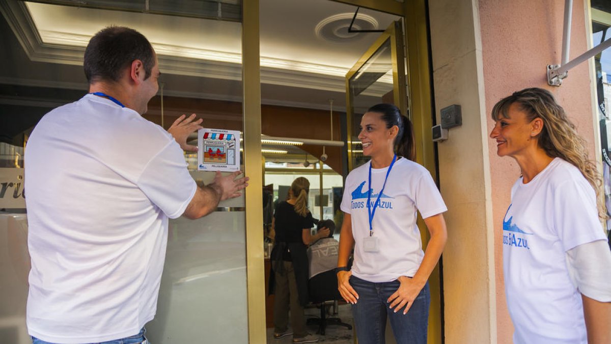 Nous pictogrames de Todos en Azul en carrers de Torreforta