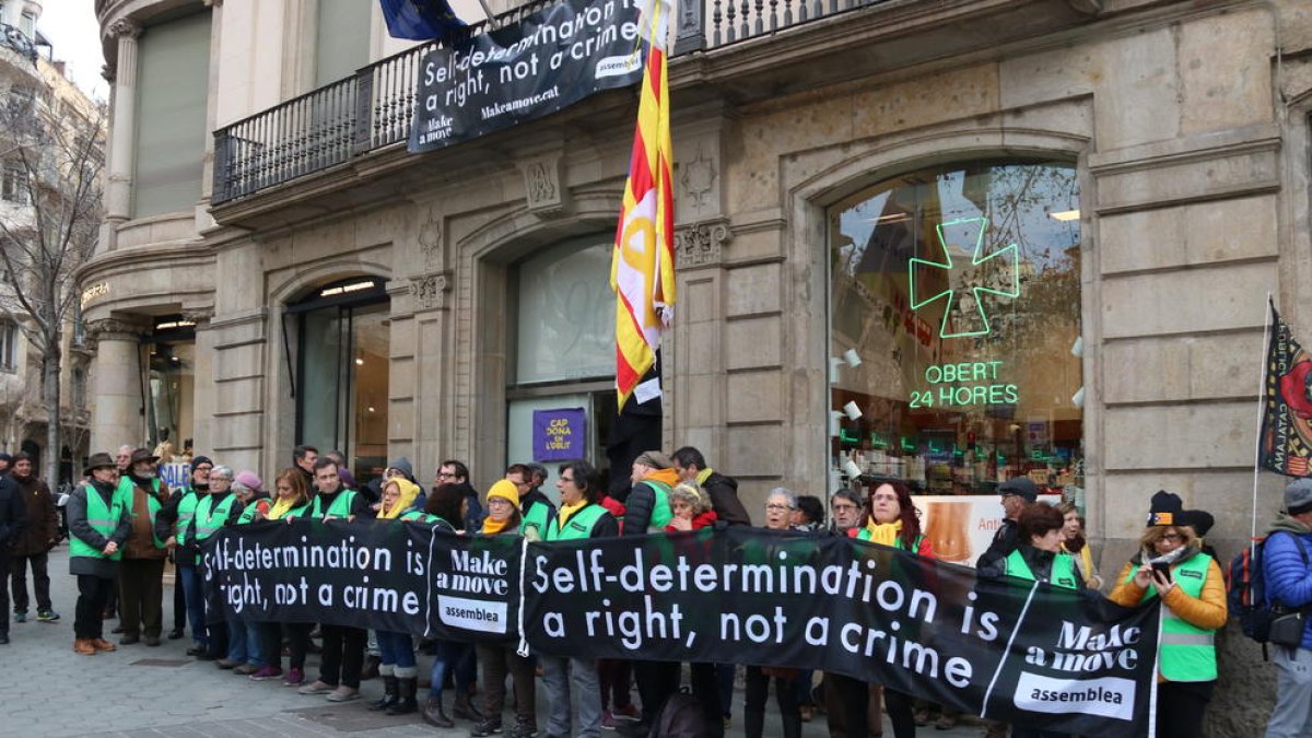 Una cincuentena de personas se han concentrado delante la sede de la Comisión Europea para dar apoyo a los que han dormido