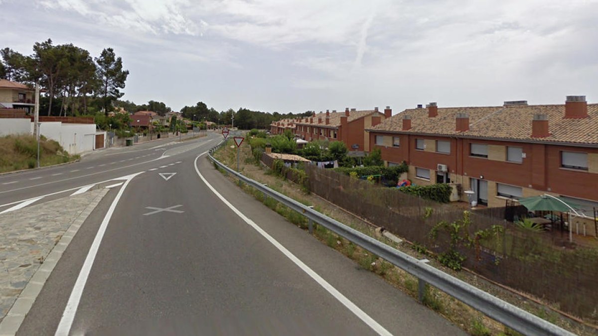Un herido leve en un choque entre un coche y un ciclomotor a los Pallaresos