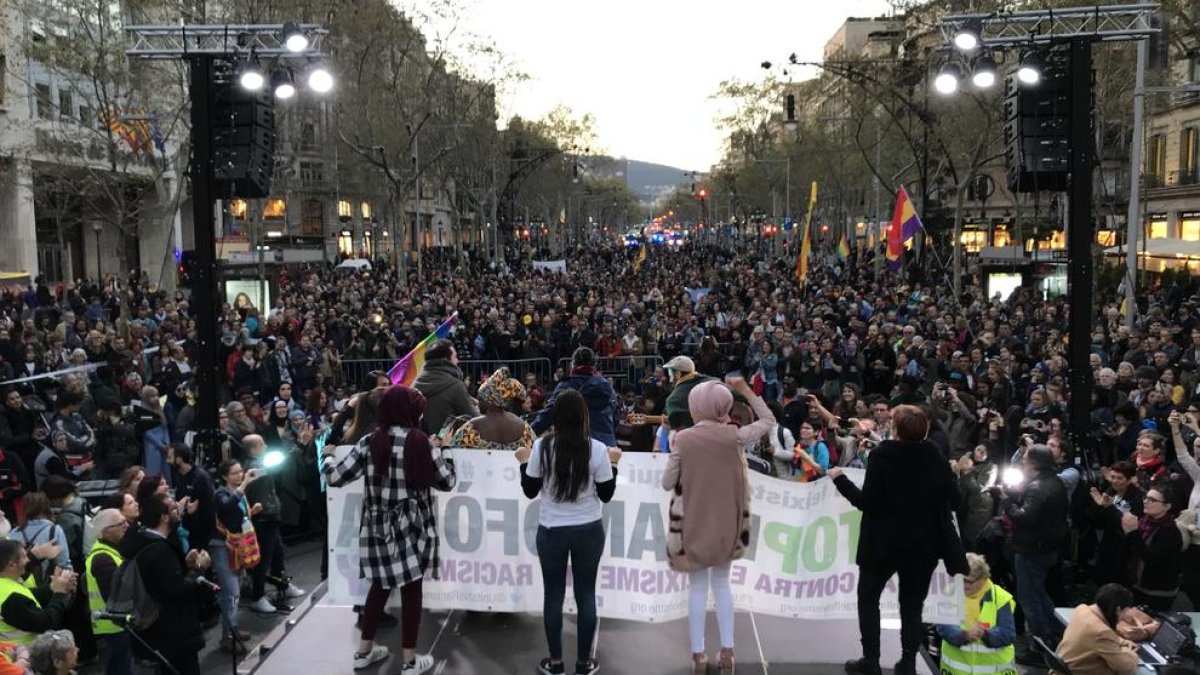 Unas 3.500 personas claman en Barcelona contra Vox y el auge de la extrema derecha
