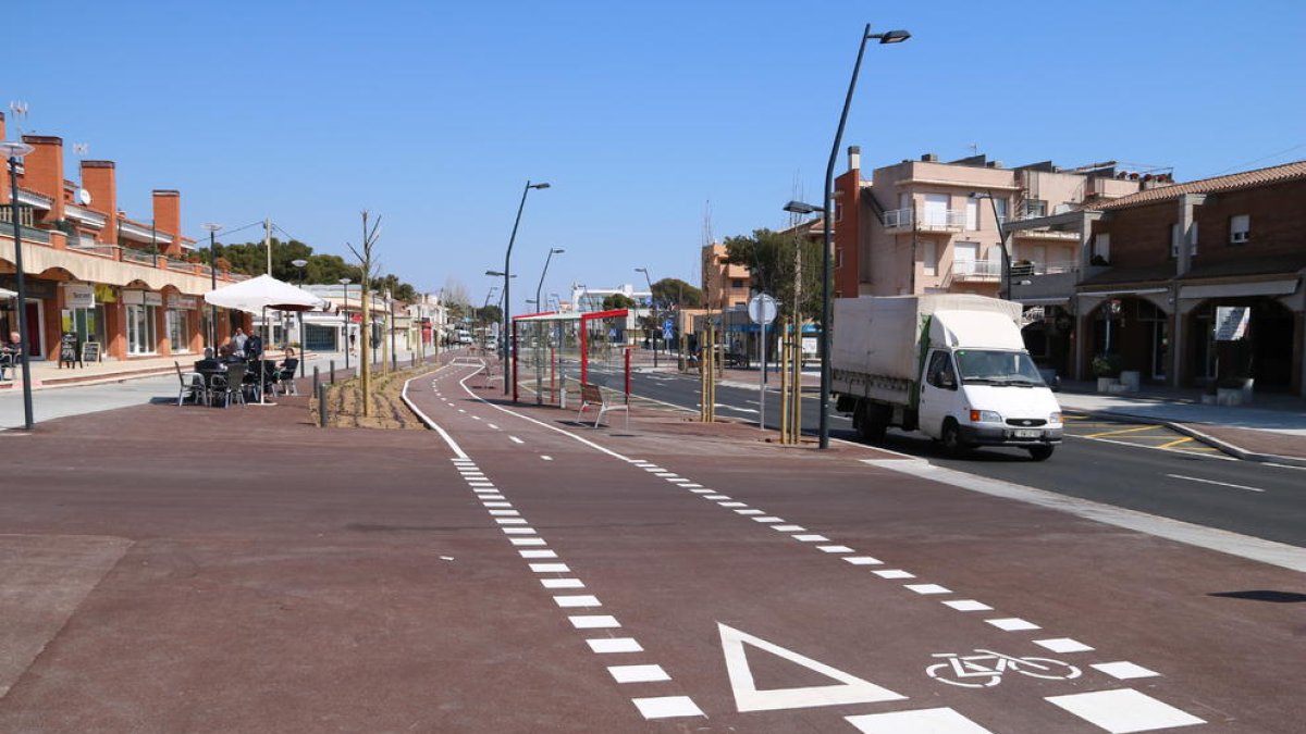La nova avinguda de Barcelona dignifica el centre de Miami Platja