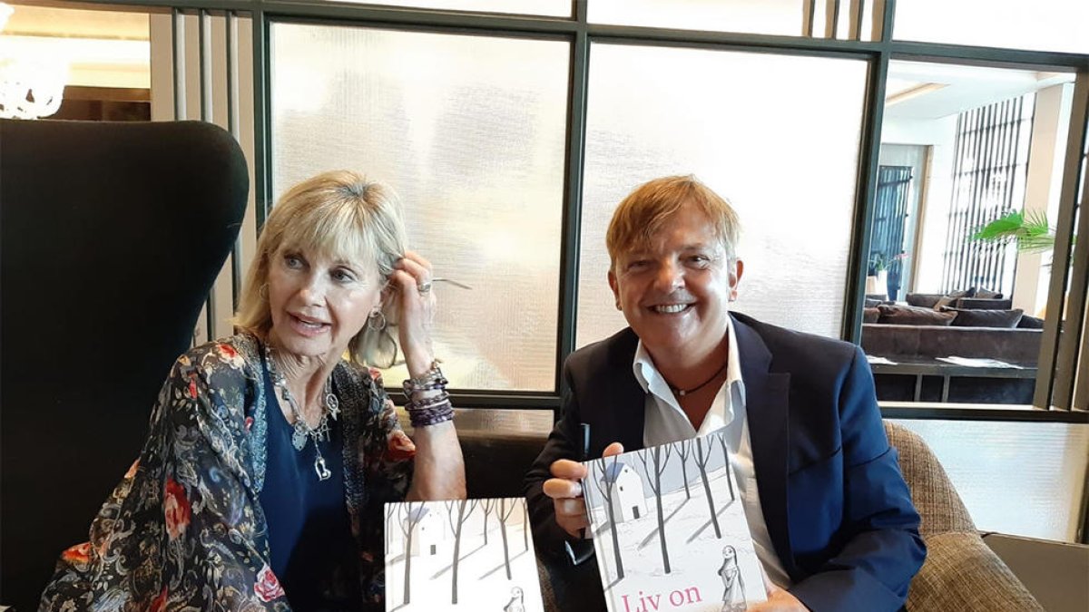 L'actriu Olivia Newton-John publica el llibre-CD 'LIV ON' il·lustrat per l'ebrenc Ignasi Blanch