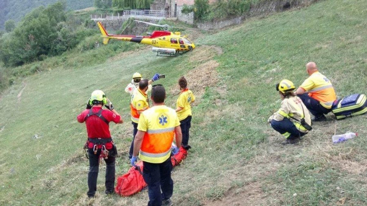 Herido grave un hombre en Vilallonga de Ter al caer con su tractor por un desnivel de 40 metros