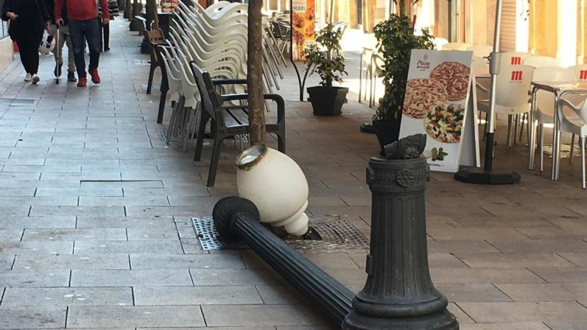 Imagen de la farola rota, Tarragona, calle Compte de Rius