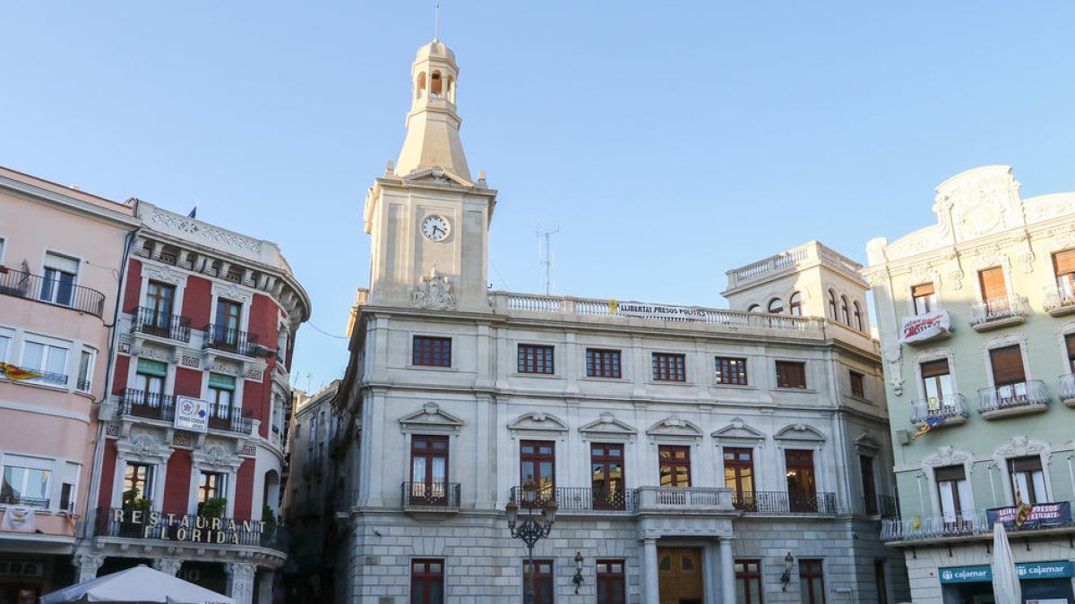 El PP de Reus denuncia la pancarta de 'Libertad presos políticos' a la Junta Electoral