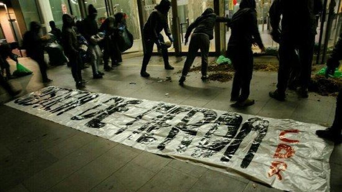 Los CDR vuelven a derramar estiércol y basura en las puertas de los juzgados de Cataluña