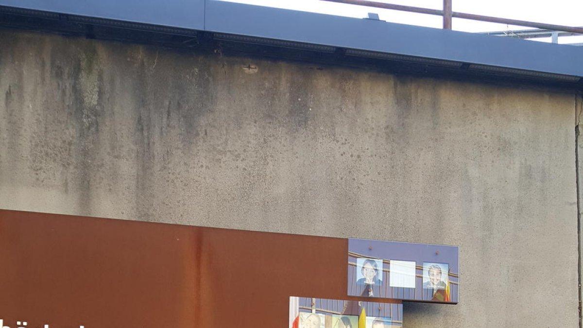 La familia Zapater deposita flores en el memorial de la ciudad de Duisburg