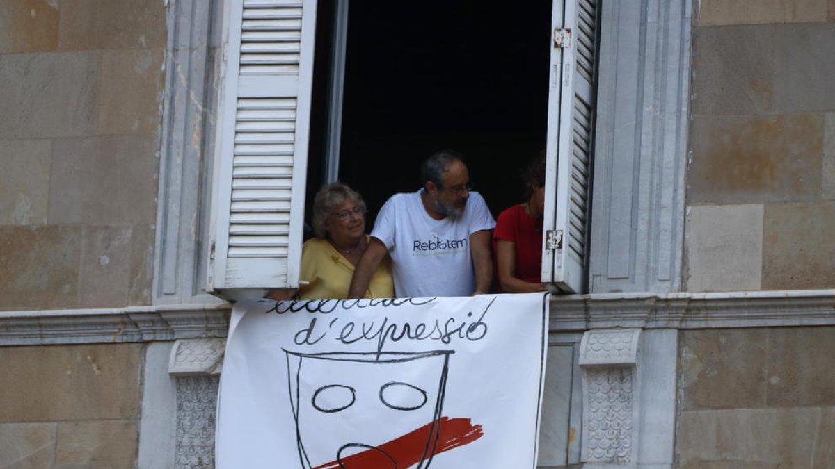 Vuelven a colgar una pancarta en el Palau con el lema 'Libertad de opinión y de expresión'
