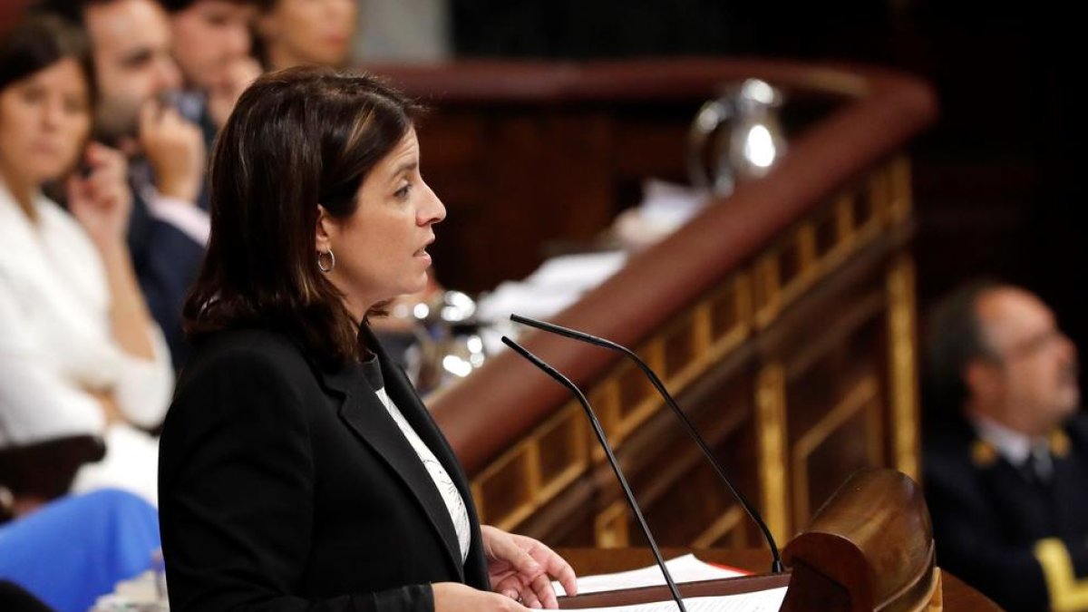 La portavoz socialista, Adriana Lastra, durante su intervención.