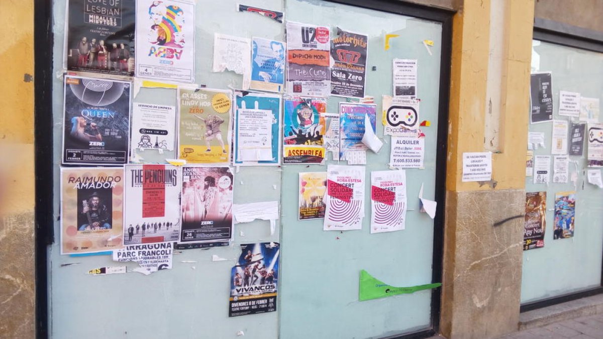Denuncien la mala imatge que donen les parets plenes de cartells a Tarragona