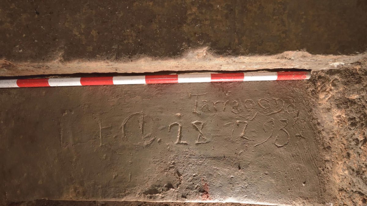 La inscripción está grabada en el cemento con la fecha del 28 de diciembre de 1937, momento en qué se había de acabar de construirse el refugio.