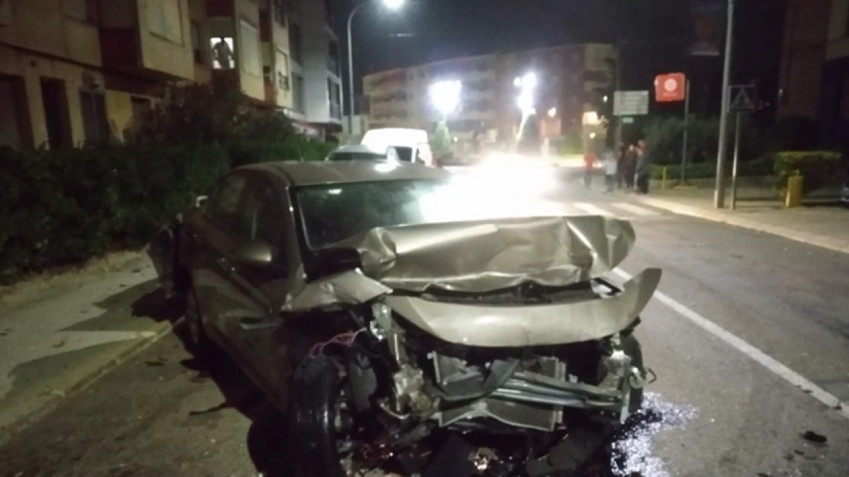 Un conductor s'estampa contra tres vehicles mentre circulava per un carrer de Montblanc