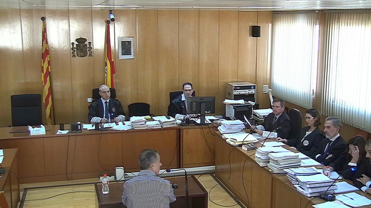 Ramon Franch, aprisionado|encarcelado por el asesinato de Carme Gallart, condenado también a 6 años por estafa