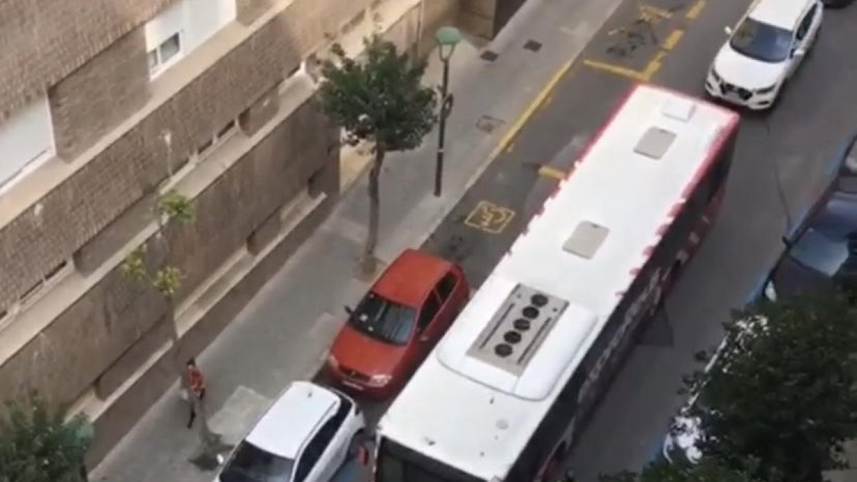 Colas y ruido por culpa de los vehículos que aparcan en doble fila en la calle Sant Francesc de Tarragona