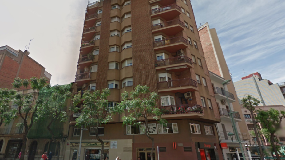 Crema la campana extractora d'una cuina durant la matinada a Tarragona