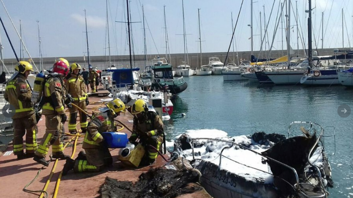 Un ferit greu per cremades en incendiar-se una embarcació al port de Torredembarra