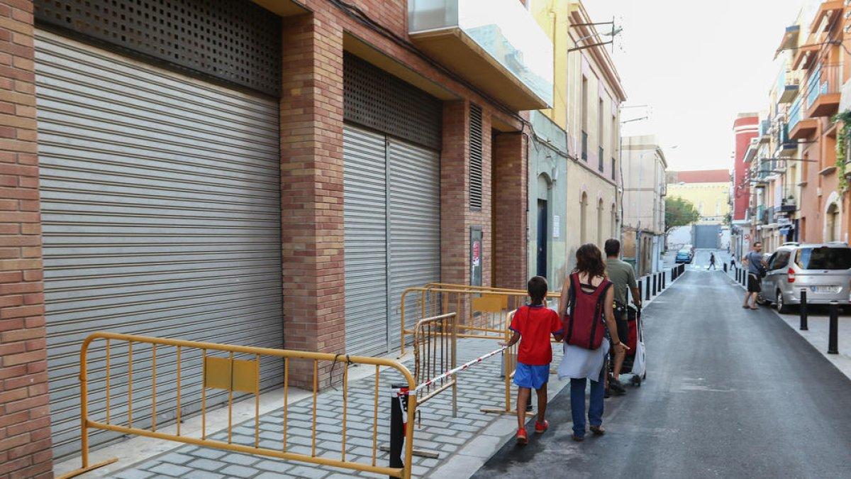 Arreglan la renovada calle Alt de Sant Pere después de quejas vecinales