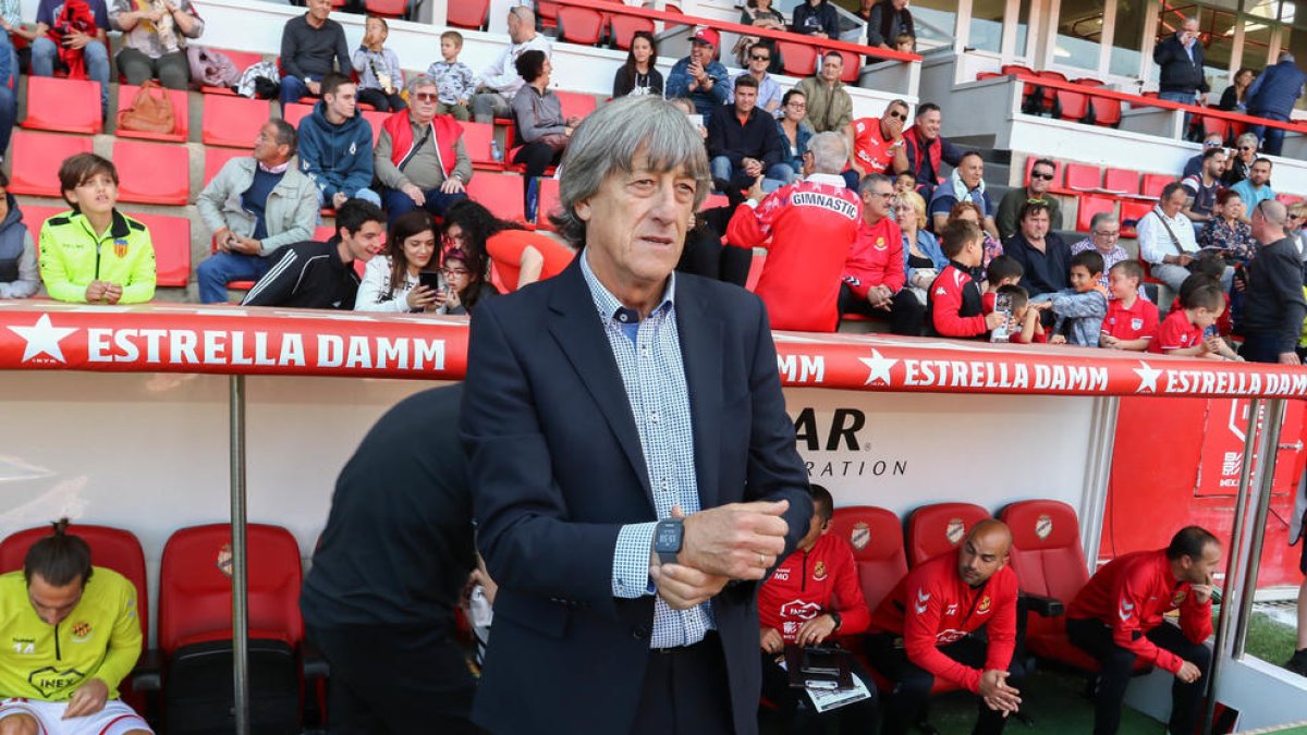 El dilema sobre la continuïtat d'Enrique Martín s'ajorna a avui