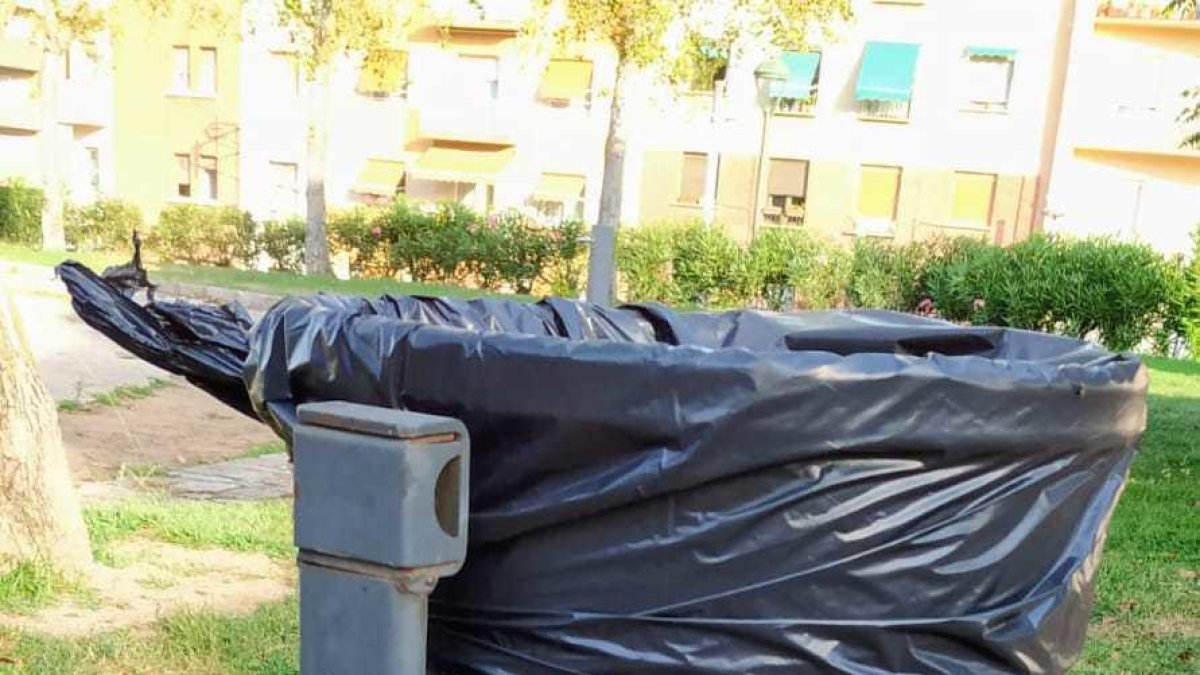 Denuncian el mal estado de una papelera en el Camp de Mart de Tarragona